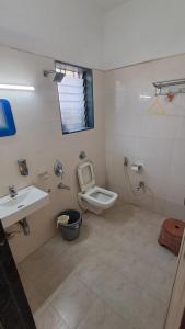 阿里巴格的住宿－Samara Sea View Resort，一间带卫生间和水槽的浴室