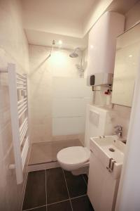 ein kleines Badezimmer mit Toilette und Waschbecken in der Unterkunft Studio Saint Ferreol hyper centre 3-1 in Marseille