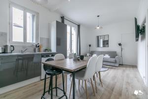 uma cozinha e sala de jantar com mesa e cadeiras em MBA - Splendide Appart - Bobillot - Proche Vincennes em Montreuil