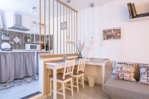 een keuken en een woonkamer met een tafel en een bank bij Canova apartment in Noto