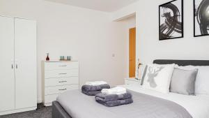 Säng eller sängar i ett rum på Stunning flat near the Lake