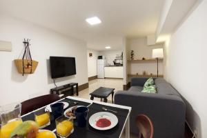 uma sala de estar com um sofá e uma mesa em Two bedroom apartment close to airport em Carrizal