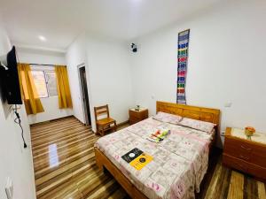a bedroom with a bed and a tv in it at Residencial Ribeira Torta in Porto Novo