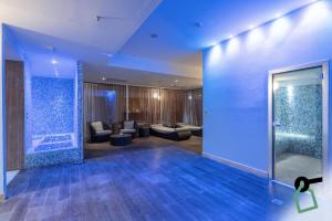 eine Lobby mit einem blauen Raum mit Sofas in der Unterkunft Hotiday Otranto Centro Storico in Otranto