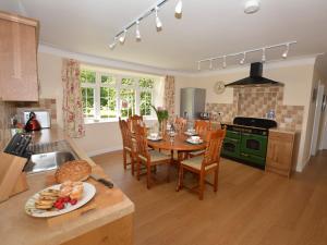 uma cozinha com uma mesa com um prato de comida em 3 Bed in Llangollen 39974 em Overton