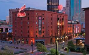 un gran edificio de ladrillo rojo con un cartel. en Fire Pit Vintage Vibes Mins from Stadiums Downtown en Pittsburgh