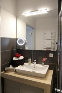 W łazience znajduje się umywalka i lustro. w obiekcie PM-AM Apartments GmbH w Dortmundzie