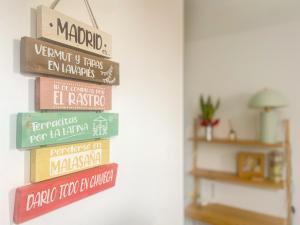 uma pilha de livros pendurados numa parede em Tu estudio en el centro de Madrid em Madrid