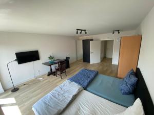 a living room with a couch and a flat screen tv at Green Stay in Essen