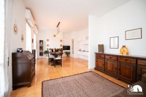 uma ampla sala de estar com um armário de madeira e uma sala de jantar em Villa Torchio em Manerba del Garda