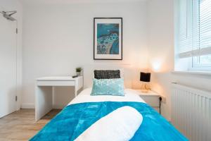 una piccola camera con letto e scrivania di 4 Bedroom House - Parking & Garden - Smart TVs - Netflix - Wifi - 22CG a Birmingham