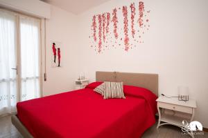 um quarto com uma cama vermelha e um cobertor vermelho em Villa Torchio em Manerba del Garda