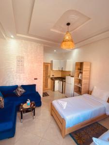 um quarto com uma cama azul e um sofá azul em WOW beach house em Imsouane