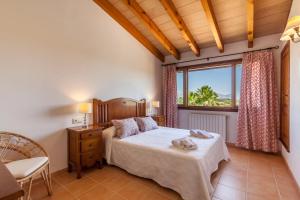 a bedroom with a bed and a window at Villa Guillona in Alcudia