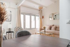 a living room with a table and a couch at Best appartement 6 people #8 in Asnières-sur-Seine