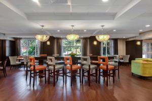 comedor con mesa y sillas en Hampton Inn Anderson/Alliance Business Park en Anderson