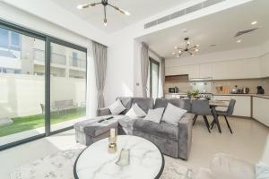 sala de estar con sofá y mesa en Luxurious 3 BR with Maid Room in Arabian Ranches 2 en Dubái