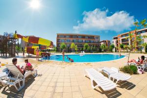 The swimming pool at or close to Holiday Garden Resort Még 36 kép