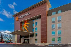 ein Gebäude mit einem Sonnenschild auf der Seite in der Unterkunft La Quinta by Wyndham Lubbock West Medical Center in Lubbock