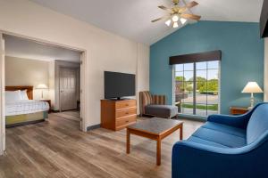 La Quinta Inn by Wyndham Columbus Airport Area في كولومبوس: غرفة فندق بسرير وتلفزيون