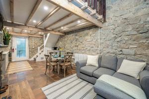 ein Wohnzimmer mit einem Sofa und einem Tisch in der Unterkunft Cheerful 2 bedroom cottage with garden in Llanelltyd