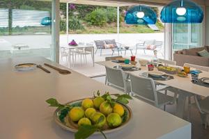 Una cocina con una mesa con un bol de fruta encima. en Villa Ficus - Happy Rentals, en Scicli