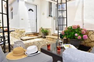 un patio con una mesa con un sombrero en Apartments Villa Herak, en Poreč