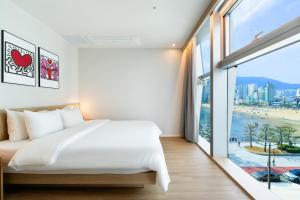 Postel nebo postele na pokoji v ubytování Gray 193 Hotel