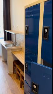 um armário azul numa cozinha com uma secretária em Hôtel Lyonnais em Nice