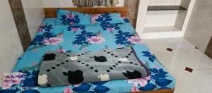 - un lit avec une couette et des oreillers dalmatiens dans l'établissement Om Bungalow, à Dwarka
