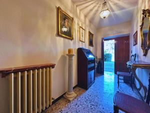 un pasillo de una casa con radiador y una habitación en Appartamento Il Fiocco by Nicola Real Estate, en Lucca