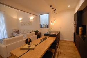 TA - One bedroom luxury apartment in the fashion district في فلورنسا: غرفة معيشة مع أريكة وطاولة