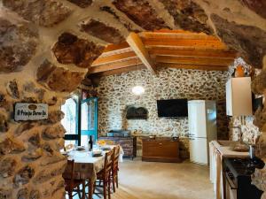 Il Pajarone في مارينا بورتو: مطبخ وغرفة طعام بجدار حجري