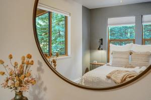 espejo en un dormitorio con cama y ventana en Aspen Haven - Mountain Retreat BBQ Scenic Views, en Divide