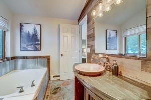 y baño con bañera, lavamanos y bañera. en Aspen Haven - Mountain Retreat BBQ Scenic Views, en Divide