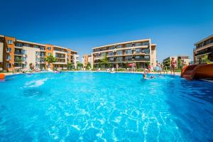 The swimming pool at or close to Holiday Garden Resort