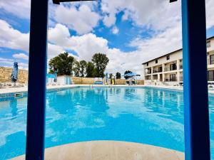 uma piscina com vista para um hotel em Pensiunea Fabian em Jurilovca