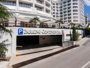 un garage di fronte a un edificio di Hotel Continental a Golden Sands