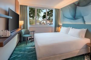 DoubleTree by Hilton Paris Bougival客房内的一张或多张床位