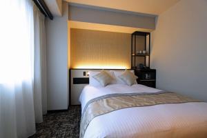 سرير أو أسرّة في غرفة في Best Western Plus Nagoya Sakae