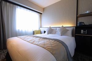سرير أو أسرّة في غرفة في Best Western Plus Nagoya Sakae