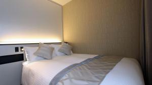 سرير أو أسرّة في غرفة في Best Western Plus Nagoya Sakae