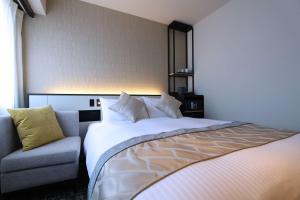 سرير أو أسرّة في غرفة في Best Western Plus Nagoya Sakae