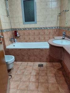 Phòng tắm tại Luxury Rooms in Corniche Apartment