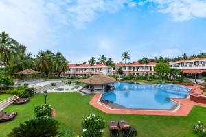 een luchtzicht op een resort met een groot zwembad bij Heritage Village Resort & Spa Goa in Cansaulim