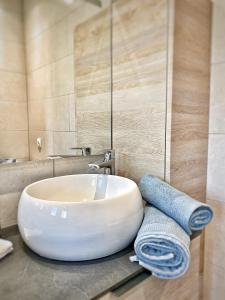 a bathroom with a white bowl sink on a counter at Villa familiale à Sanary, climatisée, plage à pieds in Sanary-sur-Mer +33 photos