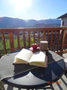 een open boek op een tafel op een balkon bij Panoramaterrace, Wein & relax in Appiano Sulla Strada Del Vino