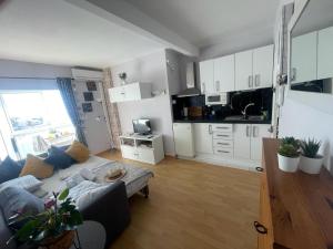 a living room with a couch and a kitchen at Estudio Edificio Almirante in Mijas Costa