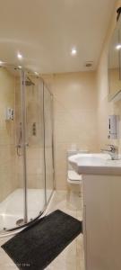 ein Bad mit einer Dusche, einem Waschbecken und einem WC in der Unterkunft Rose 4 at Hammersmith in London