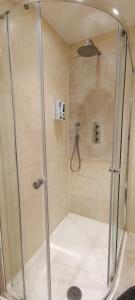 eine Dusche mit Glaskabine im Bad in der Unterkunft Rose 4 at Hammersmith in London
